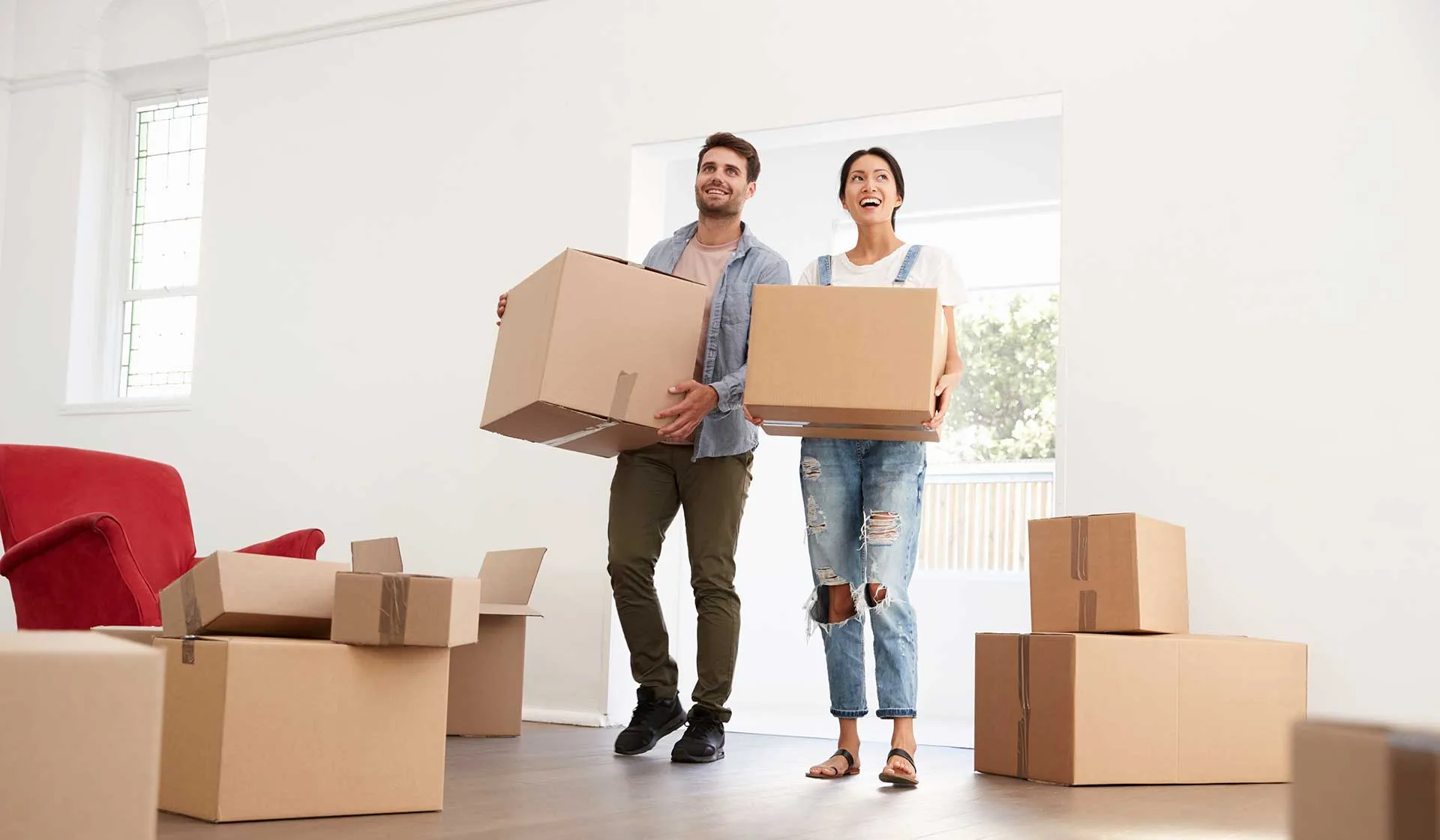 couple-carrying-boxes-into-new-home-on-moving-day